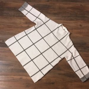 Sz L Tahari top sweater